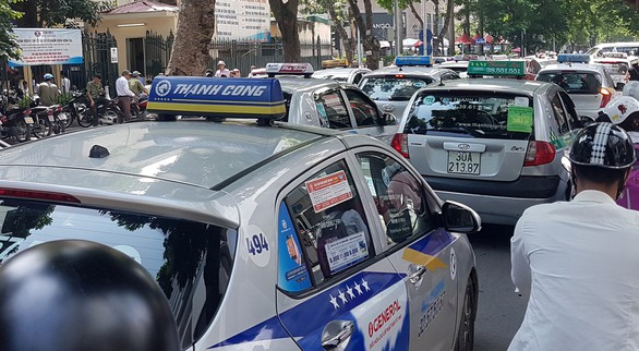 Xe công nghệ kiểu Grab Car không phải gắn hộp đèn trên nóc như taxi - Ảnh 1. Xe công nghệ kiểu Grab Car không phải gắn hộp đèn trên nóc như taxi - Ảnh 1.
