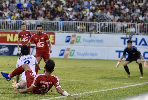 Hoàng Anh Gia Lai thua vì kém sức bền thể lực - Ảnh 1. Hoàng Anh Gia Lai thua vì kém sức bền thể lực - Ảnh 1.