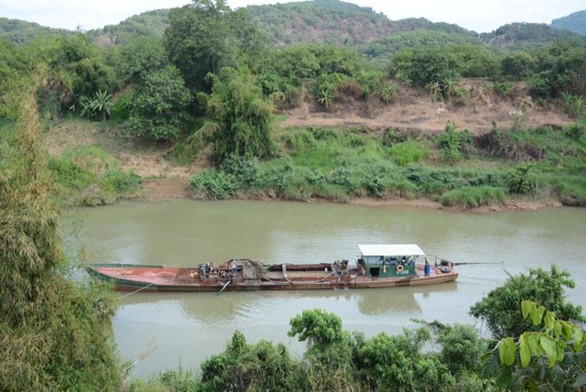 Tạm giữ 14 tàu khai thác cát trái phép trên sông Đồng Nai - Ảnh 1. Tạm giữ 14 tàu khai thác cát trái phép trên sông Đồng Nai - Ảnh 1.