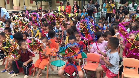 Đem Tết Trung thu đến sớm cho trẻ em vùng lũ Mường Lát - Ảnh 3. Đem Tết Trung thu đến sớm cho trẻ em vùng lũ Mường Lát - Ảnh 3.