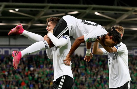 Hậu vệ có cú vôlê trái phá, Đức tìm lại mạch thắng tại vòng loại Euro 2020 - Ảnh 2. Hậu vệ có cú vôlê trái phá, Đức tìm lại mạch thắng tại vòng loại Euro 2020 - Ảnh 2.