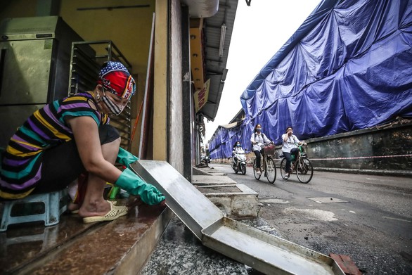 Người dân cần câu trả lời về nguy cơ nhiễm độc vụ cháy Rạng Đông - Ảnh 1. Người dân cần câu trả lời về nguy cơ nhiễm độc vụ cháy Rạng Đông - Ảnh 1.