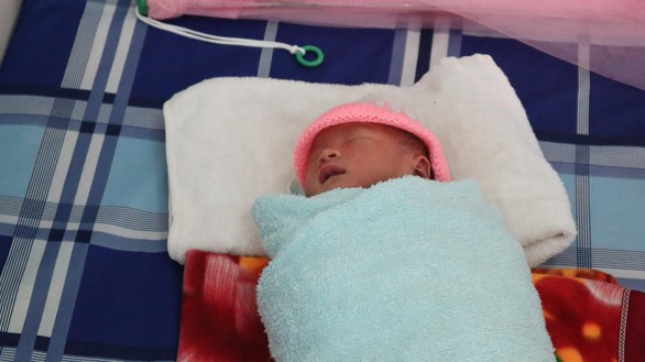 Bé sơ sinh trong bọc nilông được nhiều người xin nhận làm con nuôi - Ảnh 1. Bé sơ sinh trong bọc nilông được nhiều người xin nhận làm con nuôi - Ảnh 1.