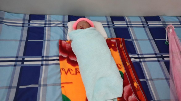 Bé sơ sinh trong bọc nilông được nhiều người xin nhận làm con nuôi - Ảnh 2. Bé sơ sinh trong bọc nilông được nhiều người xin nhận làm con nuôi - Ảnh 2.