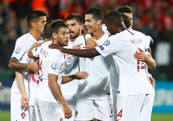 Ronaldo ghi cú ‘poker’, Bồ Đào Nha đè bẹp Lithuania trên sân khách - Ảnh 3. Ronaldo ghi cú ‘poker’, Bồ Đào Nha đè bẹp Lithuania trên sân khách - Ảnh 3.