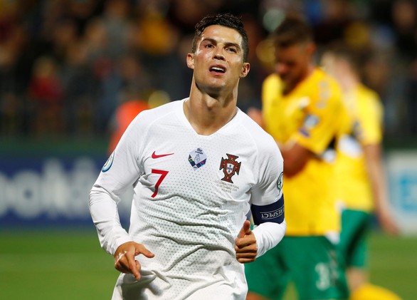 Ronaldo ghi cú ‘poker’, Bồ Đào Nha đè bẹp Lithuania trên sân khách - Ảnh 1. Ronaldo ghi cú ‘poker’, Bồ Đào Nha đè bẹp Lithuania trên sân khách - Ảnh 1.