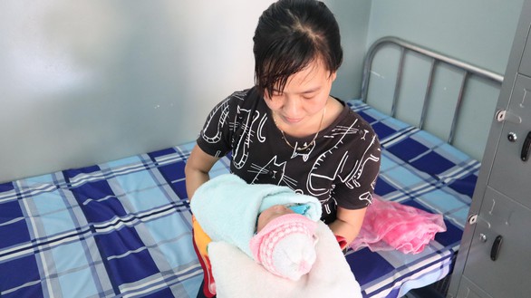 Bé sơ sinh trong bọc nilông được nhiều người xin nhận làm con nuôi - Ảnh 3. Bé sơ sinh trong bọc nilông được nhiều người xin nhận làm con nuôi - Ảnh 3.