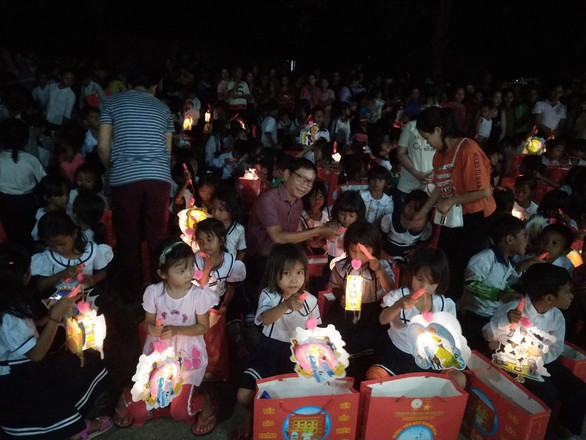 1.000 suất quà Trung thu đến với trẻ em nghèo Phú Yên, Khánh Hòa, Ninh Thuận - Ảnh 4. 1.000 suất quà Trung thu đến với trẻ em nghèo Phú Yên, Khánh Hòa, Ninh Thuận - Ảnh 4.