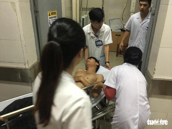 Cảnh sát cơ động nhập viện, nữ nạn nhân trúng pháo sáng là nhà báo - Ảnh 2. Cảnh sát cơ động nhập viện, nữ nạn nhân trúng pháo sáng là nhà báo - Ảnh 2.