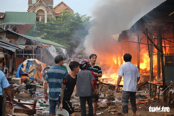 Cháy lớn tại chợ Mộc Bài Bình Định - Ảnh 4. Cháy lớn tại chợ Mộc Bài Bình Định - Ảnh 4.