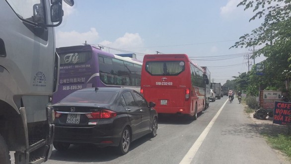 Sửa cầu tuyến quốc lộ, Đồng Tháp kẹt xe dằng dặc - Ảnh 1. Sửa cầu tuyến quốc lộ, Đồng Tháp kẹt xe dằng dặc - Ảnh 1.