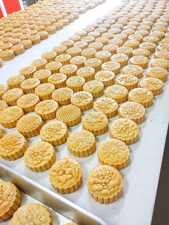 Người trẻ đam mê làm bánh trung thu handmade - Ảnh 2. Người trẻ đam mê làm bánh trung thu handmade - Ảnh 2.
