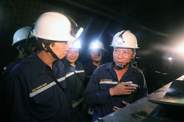 Bộ trưởng xuống hầm lò sâu 140m ‘thăm dò’ thợ mỏ về luật lao động - Ảnh 5. Bộ trưởng xuống hầm lò sâu 140m ‘thăm dò’ thợ mỏ về luật lao động - Ảnh 5.