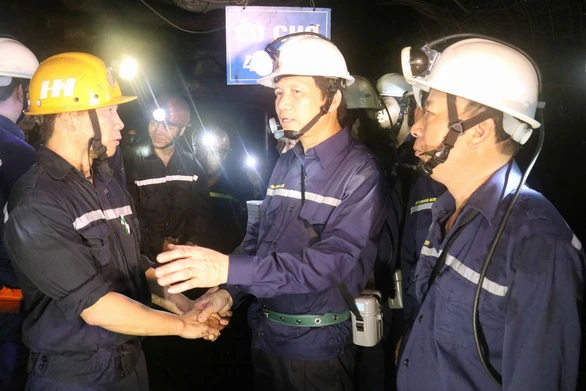 Bộ trưởng xuống hầm lò sâu 140m ‘thăm dò’ thợ mỏ về luật lao động - Ảnh 1. Bộ trưởng xuống hầm lò sâu 140m ‘thăm dò’ thợ mỏ về luật lao động - Ảnh 1.