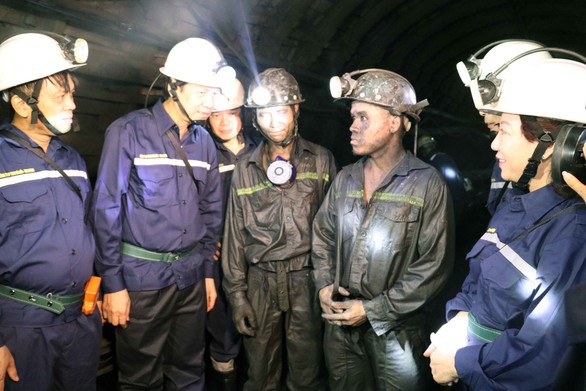 Bộ trưởng xuống hầm lò sâu 140m ‘thăm dò’ thợ mỏ về luật lao động - Ảnh 2. Bộ trưởng xuống hầm lò sâu 140m ‘thăm dò’ thợ mỏ về luật lao động - Ảnh 2.