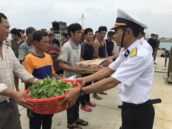 Hải quân cứu 46 ngư dân mắc cạn ở vùng biển Trường Sa - Ảnh 3. Hải quân cứu 46 ngư dân mắc cạn ở vùng biển Trường Sa - Ảnh 3.