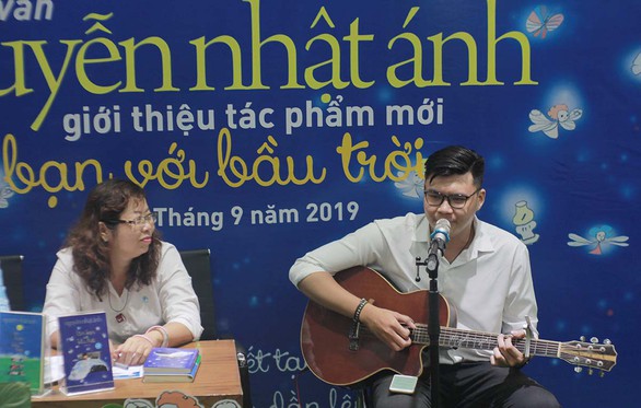 Làm bạn với bầu trời: Cuốn sách thứ 45 của Nguyễn Nhật Ánh ra mắt đúng trung thu - Ảnh 1. Làm bạn với bầu trời: Cuốn sách thứ 45 của Nguyễn Nhật Ánh ra mắt đúng trung thu - Ảnh 1.