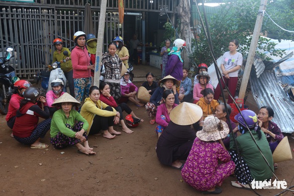 Tiểu thương bật khóc giữa tro tàn chợ Mộc Bài ở Bình Định - Ảnh 3. Tiểu thương bật khóc giữa tro tàn chợ Mộc Bài ở Bình Định - Ảnh 3.