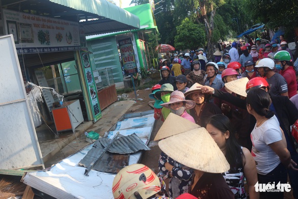 Tiểu thương bật khóc giữa tro tàn chợ Mộc Bài ở Bình Định - Ảnh 2. Tiểu thương bật khóc giữa tro tàn chợ Mộc Bài ở Bình Định - Ảnh 2.