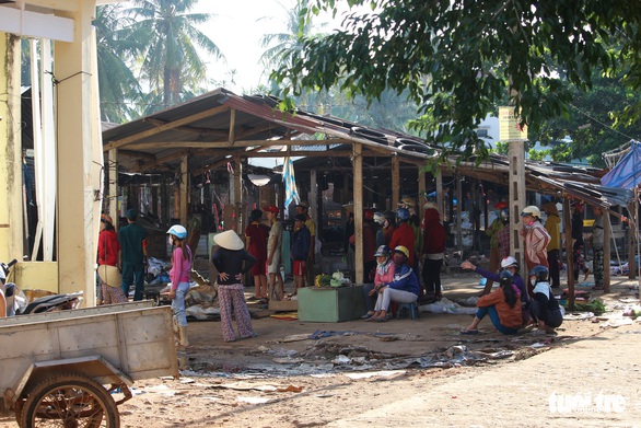 Tiểu thương bật khóc giữa tro tàn chợ Mộc Bài ở Bình Định - Ảnh 15. Tiểu thương bật khóc giữa tro tàn chợ Mộc Bài ở Bình Định - Ảnh 15.