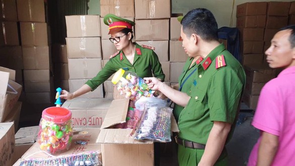 50 tấn bánh kẹo, đồ chơi Trung thu nhãn mác Trung Quốc ghi chữ Thái Lan - Ảnh 2. 50 tấn bánh kẹo, đồ chơi Trung thu nhãn mác Trung Quốc ghi chữ Thái Lan - Ảnh 2.