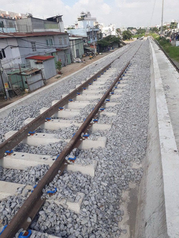 Chuyển tải khách đi tàu SE22 bằng ôtô ra ga Bình Triệu ngày thông cầu đường sắt Bình Lợi - Ảnh 1. Chuyển tải khách đi tàu SE22 bằng ôtô ra ga Bình Triệu ngày thông cầu đường sắt Bình Lợi - Ảnh 1.