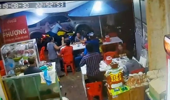 Khởi tố xã đội trưởng đập bể kính xe của Bộ Công an - Ảnh 1. Khởi tố xã đội trưởng đập bể kính xe của Bộ Công an - Ảnh 1.