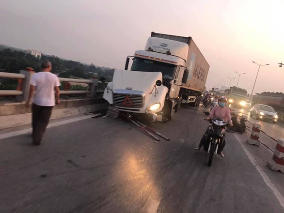 Container lao vào nhiều xe máy trên cầu Thanh Trì, hất văng người xuống sông - Ảnh 6. Container lao vào nhiều xe máy trên cầu Thanh Trì, hất văng người xuống sông - Ảnh 6.
