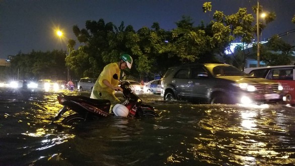 Mưa lớn, hàng loạt tuyến đường TP.HCM lại ngập sâu - Ảnh 1. Mưa lớn, hàng loạt tuyến đường TP.HCM lại ngập sâu - Ảnh 1.
