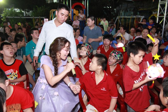 Niềm vui trung thu của trẻ em khuyết tật, mồ côi - Ảnh 1. Niềm vui trung thu của trẻ em khuyết tật, mồ côi - Ảnh 1.