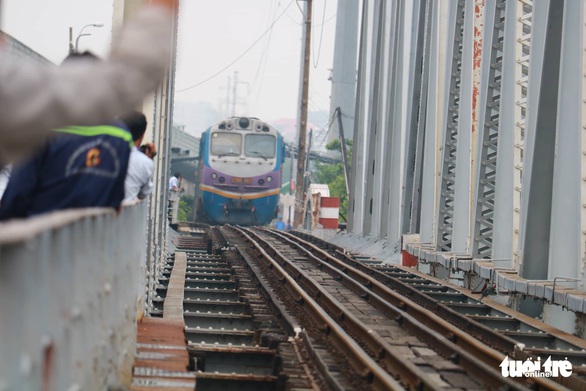 Video chuyến tàu cuối cùng qua cầu đường sắt Bình Lợi 117 tuổi - Ảnh 2. Video chuyến tàu cuối cùng qua cầu đường sắt Bình Lợi 117 tuổi - Ảnh 2.