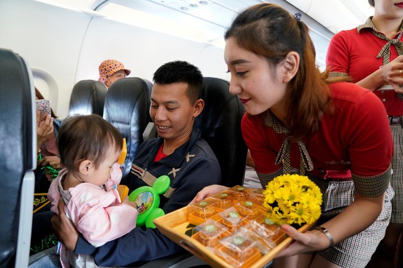 Chùm ảnh Phá cỗ trông trăng trên độ cao 10.000 mét - Ảnh 2. Chùm ảnh Phá cỗ trông trăng trên độ cao 10.000 mét - Ảnh 2.