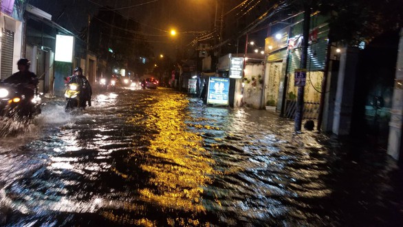 Mưa lớn, hàng loạt tuyến đường TP.HCM lại ngập sâu - Ảnh 4. Mưa lớn, hàng loạt tuyến đường TP.HCM lại ngập sâu - Ảnh 4.