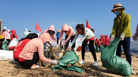 1.000 bạn trẻ cùng truyền thông điệp hãy Hãy tử tế với biển - Ảnh 1. 1.000 bạn trẻ cùng truyền thông điệp hãy Hãy tử tế với biển - Ảnh 1.