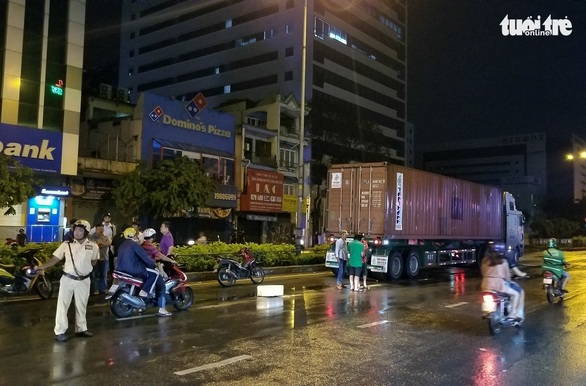 Tài xế xe container bàng hoàng khi biết vừa cán chết người cách đó trăm mét - Ảnh 1. Tài xế xe container bàng hoàng khi biết vừa cán chết người cách đó trăm mét - Ảnh 1.