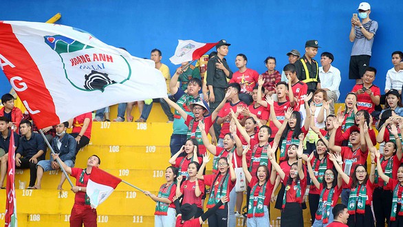 Đốt pháo sáng là biến mình thành hooligan - Ảnh 1. Đốt pháo sáng là biến mình thành hooligan - Ảnh 1.