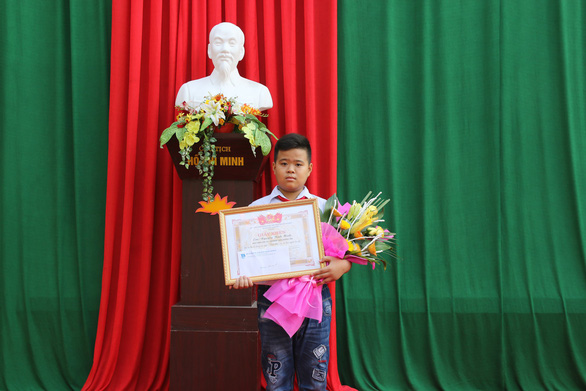 Khen thưởng học sinh lớp 7 nhặt được hơn 70 triệu trả lại người mất - Ảnh 2. Khen thưởng học sinh lớp 7 nhặt được hơn 70 triệu trả lại người mất - Ảnh 2.