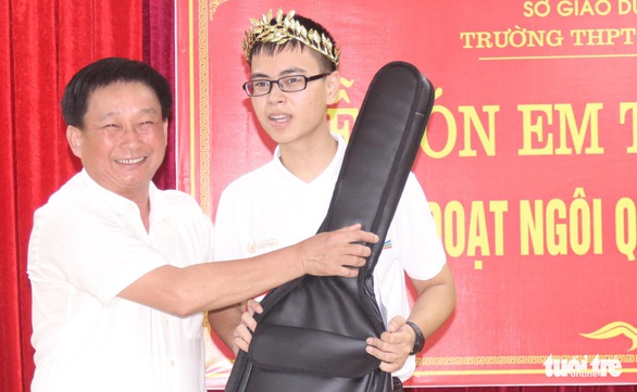 Sở GD-ĐT Nghệ An tặng giấy khen cho ‘nhà leo núi’ Thế Trung - Ảnh 2. Sở GD-ĐT Nghệ An tặng giấy khen cho ‘nhà leo núi’ Thế Trung - Ảnh 2.