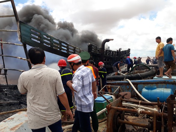 Tàu cá bất ngờ bốc cháy, thiệt hại trên 7 tỉ - Ảnh 1. Tàu cá bất ngờ bốc cháy, thiệt hại trên 7 tỉ - Ảnh 1.