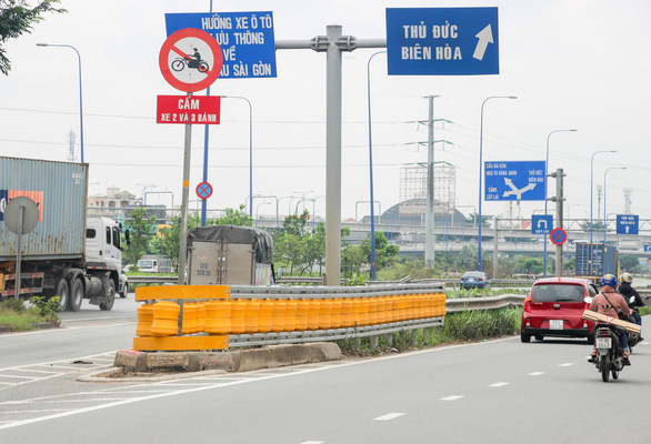 Lắp hộ lan bánh xoay trên đường Mai Chí Thọ để giảm tai nạn giao thông - Ảnh 5. Lắp hộ lan bánh xoay trên đường Mai Chí Thọ để giảm tai nạn giao thông - Ảnh 5.
