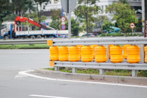 Lắp hộ lan bánh xoay trên đường Mai Chí Thọ để giảm tai nạn giao thông - Ảnh 2. Lắp hộ lan bánh xoay trên đường Mai Chí Thọ để giảm tai nạn giao thông - Ảnh 2.