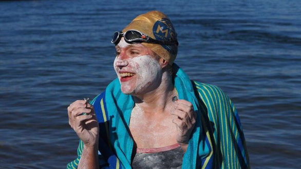 Người phụ nữ lập kỷ lục bơi 4 vòng qua eo biển Manche không nghỉ suốt 54 giờ - Ảnh 1.