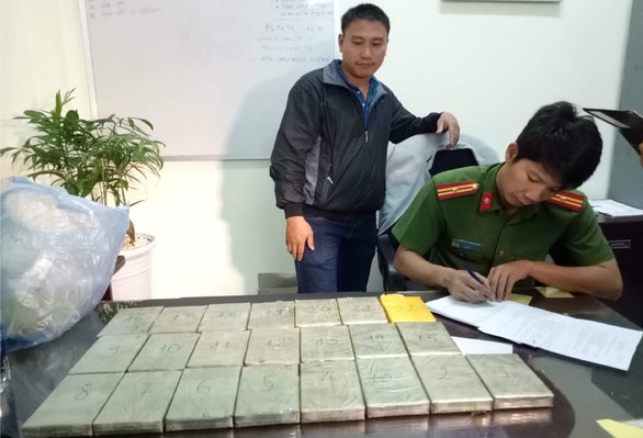 Tuyên tử hình nữ bị cáo 39 tuổi mang 22 bánh heroin về Việt Nam - Ảnh 2. Tuyên tử hình nữ bị cáo 39 tuổi mang 22 bánh heroin về Việt Nam - Ảnh 2.