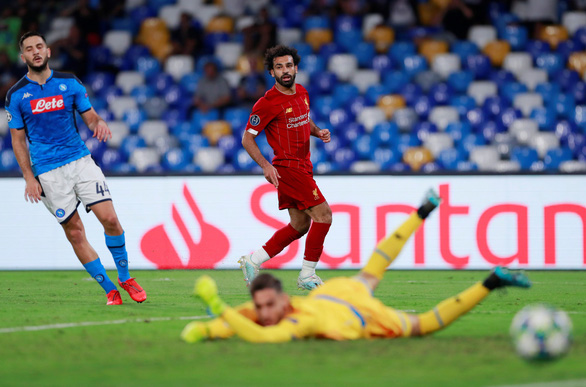 Siêu hậu vệ Van Dijk mắc sai lầm, Liverpool phơi áo trước Napoli - Ảnh 3. Siêu hậu vệ Van Dijk mắc sai lầm, Liverpool phơi áo trước Napoli - Ảnh 3.