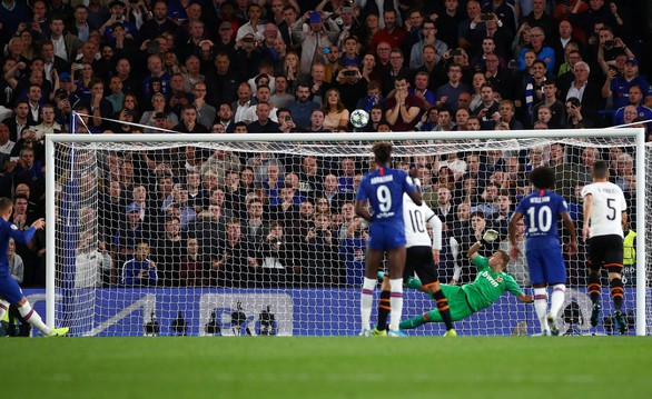 Barkley sút hỏng penalty, Chelsea gục ngã trước Valencia - Ảnh 2. Barkley sút hỏng penalty, Chelsea gục ngã trước Valencia - Ảnh 2.