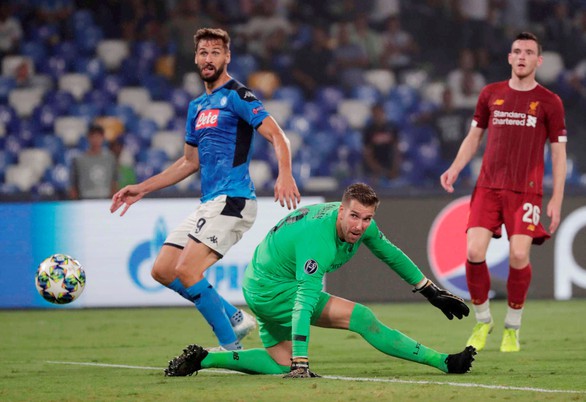 Siêu hậu vệ Van Dijk mắc sai lầm, Liverpool phơi áo trước Napoli - Ảnh 4. Siêu hậu vệ Van Dijk mắc sai lầm, Liverpool phơi áo trước Napoli - Ảnh 4.