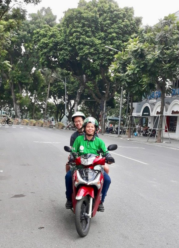 Nữ tài xế Grab Hà thành hay giúp người gặp nạn - Ảnh 1. Nữ tài xế Grab Hà thành hay giúp người gặp nạn - Ảnh 1.
