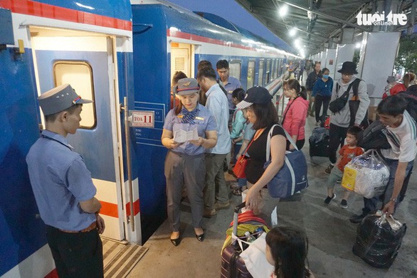 Bắt đầu nhận đăng ký mua vé tàu tập thể Tết Canh Tý - Ảnh 1. Bắt đầu nhận đăng ký mua vé tàu tập thể Tết Canh Tý - Ảnh 1.