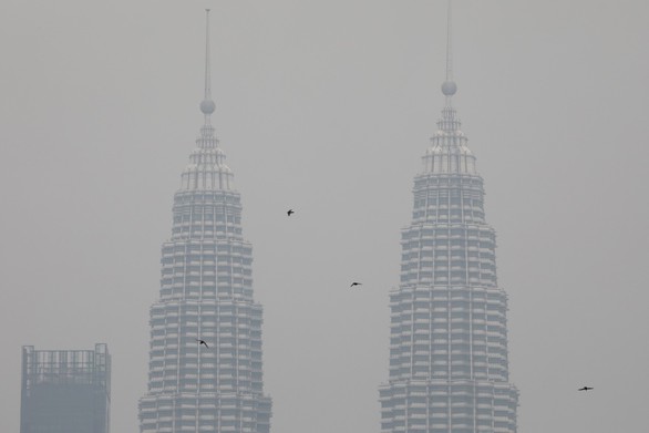 Malaysia đóng cửa hơn 1.200 trường học do khói ô nhiễm từ Indonesia - Ảnh 1. Malaysia đóng cửa hơn 1.200 trường học do khói ô nhiễm từ Indonesia - Ảnh 1.