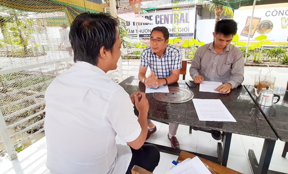 Bí thư xã bị cảnh cáo vì đi du lịch gửi đơn khiếu nại cấp trên - Ảnh 1. Bí thư xã bị cảnh cáo vì đi du lịch gửi đơn khiếu nại cấp trên - Ảnh 1.